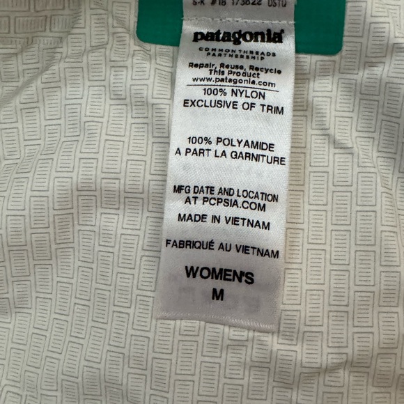 Patagonia raincoat in need of TLC - Picture 4 of 5